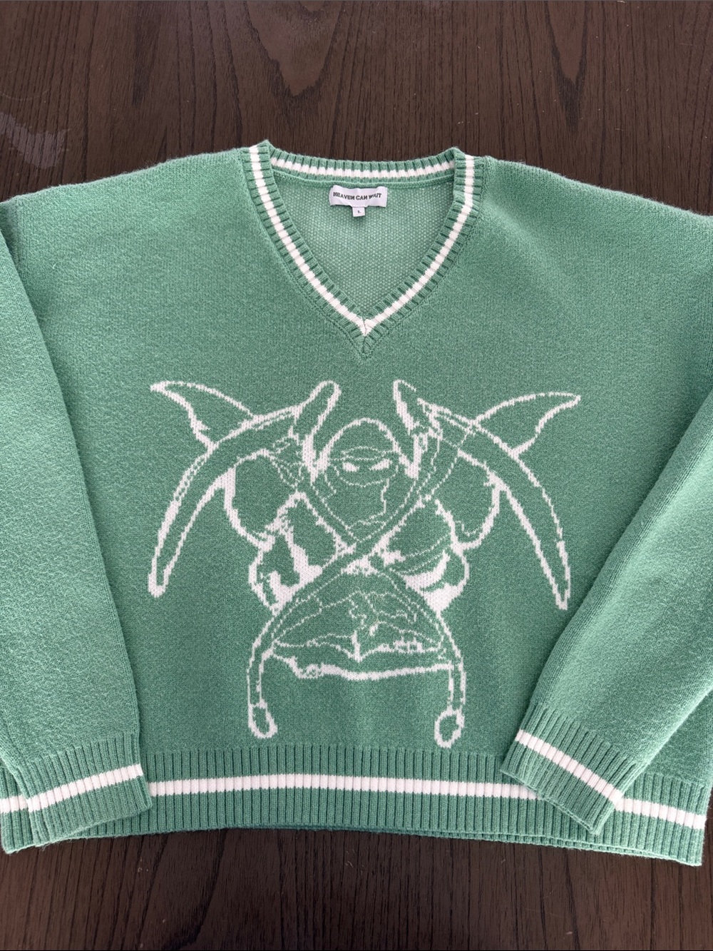 HCW Reaper v-neck green&white sweater